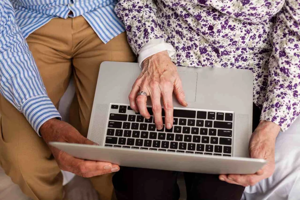 servicio de internet seguro para adultos mayores